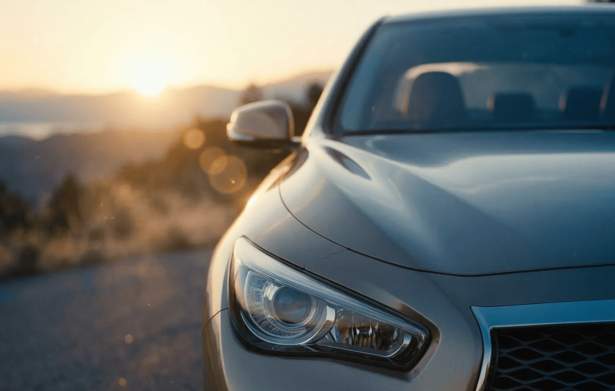 夕陽に照らされた自動車のフロント